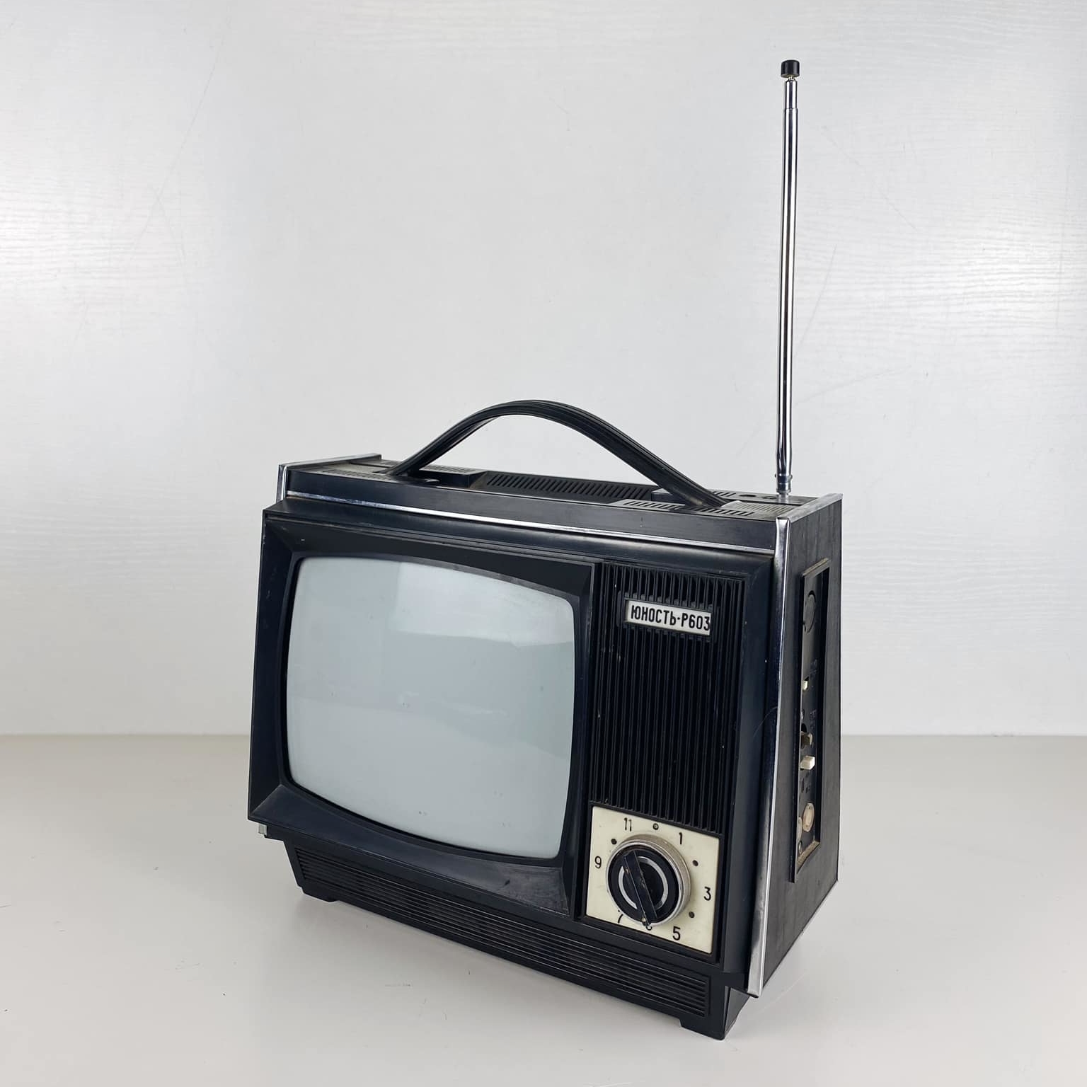 Телевізор малий вінтаж чорний TV-054