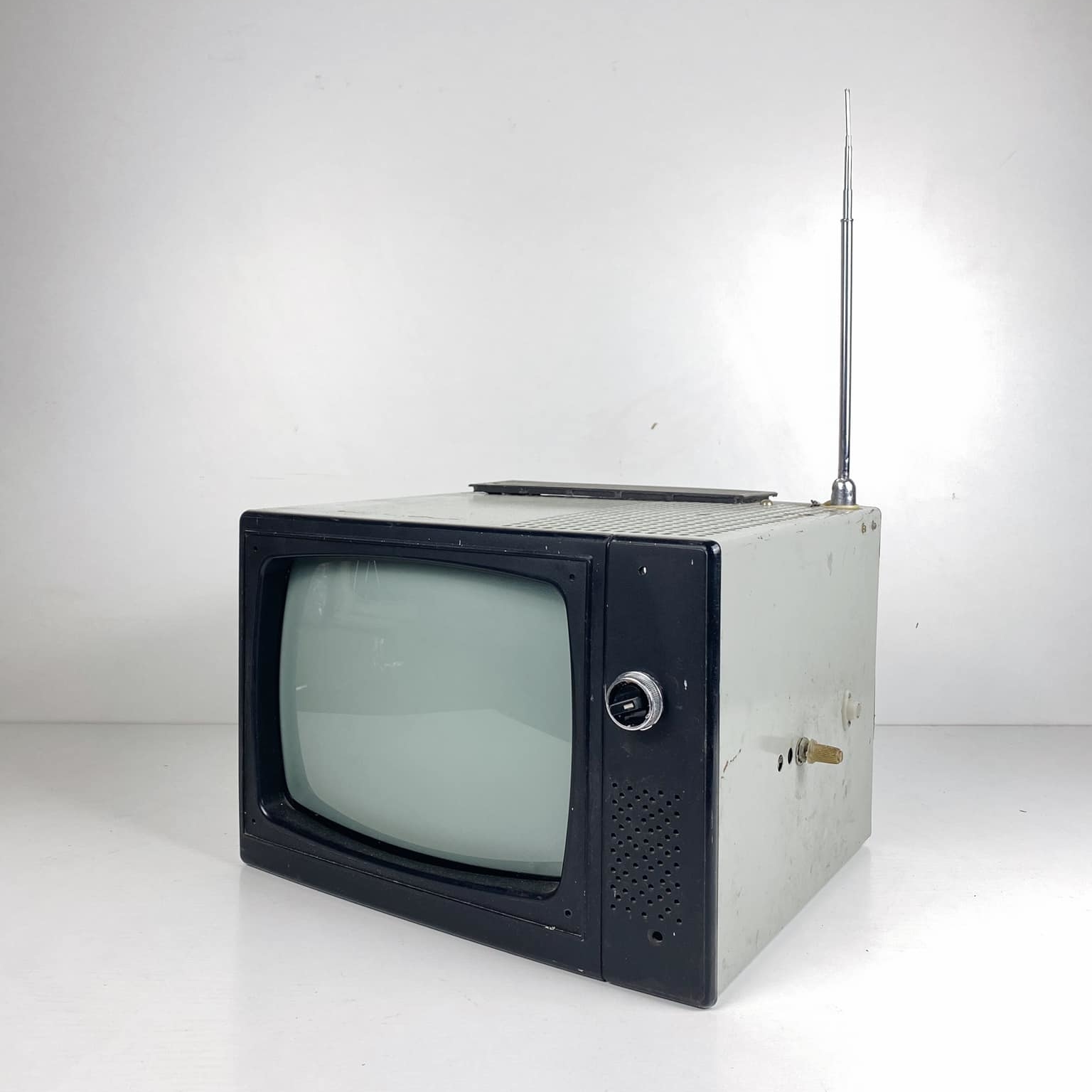 Телевізор малий вінтаж TV-056
