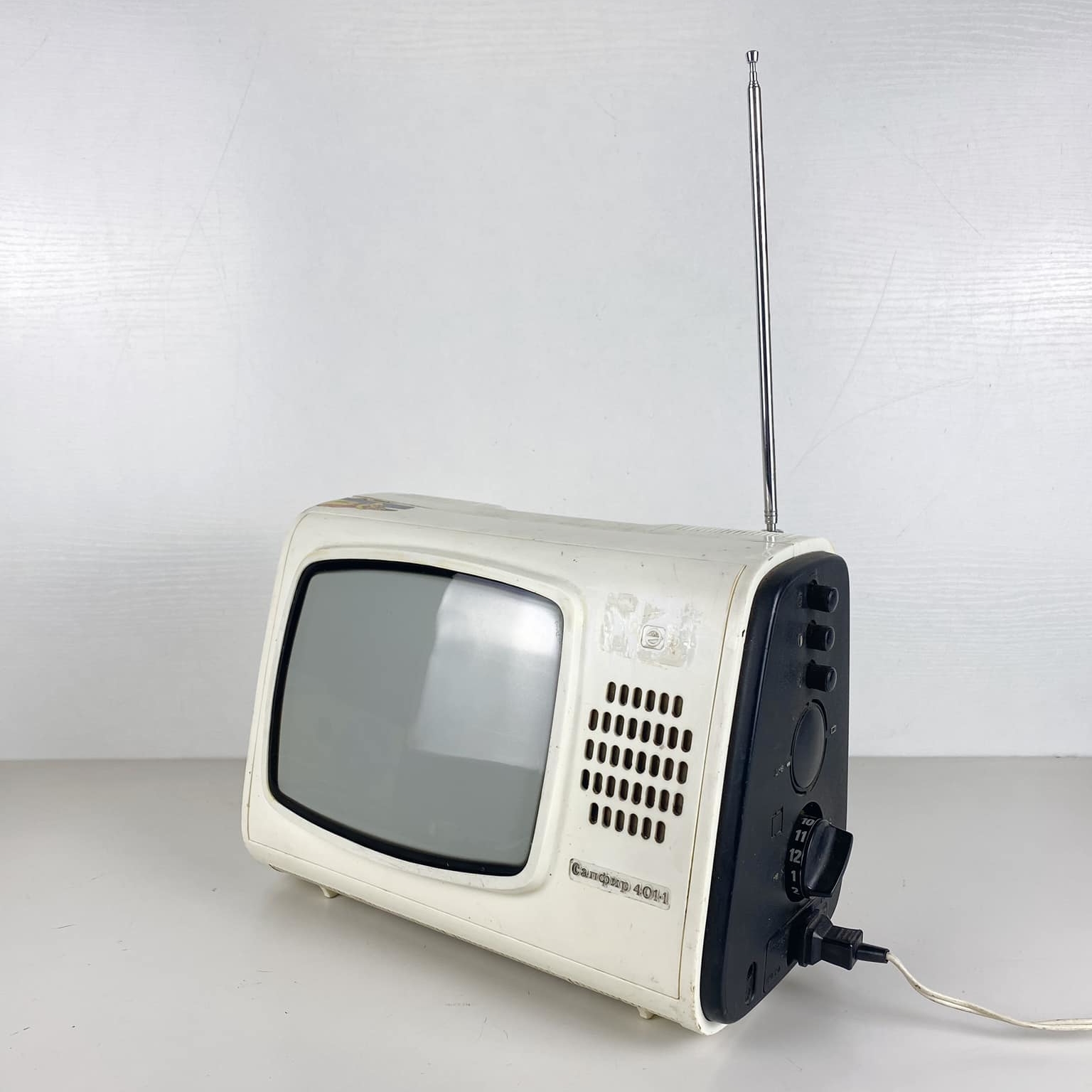 Телевізор малий вінтаж білий TV-058