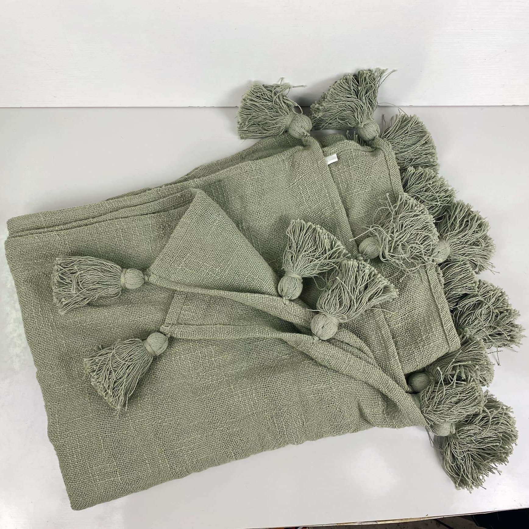 Покривало сіро-зелене бавовна з декоративними  помпонами WR-201