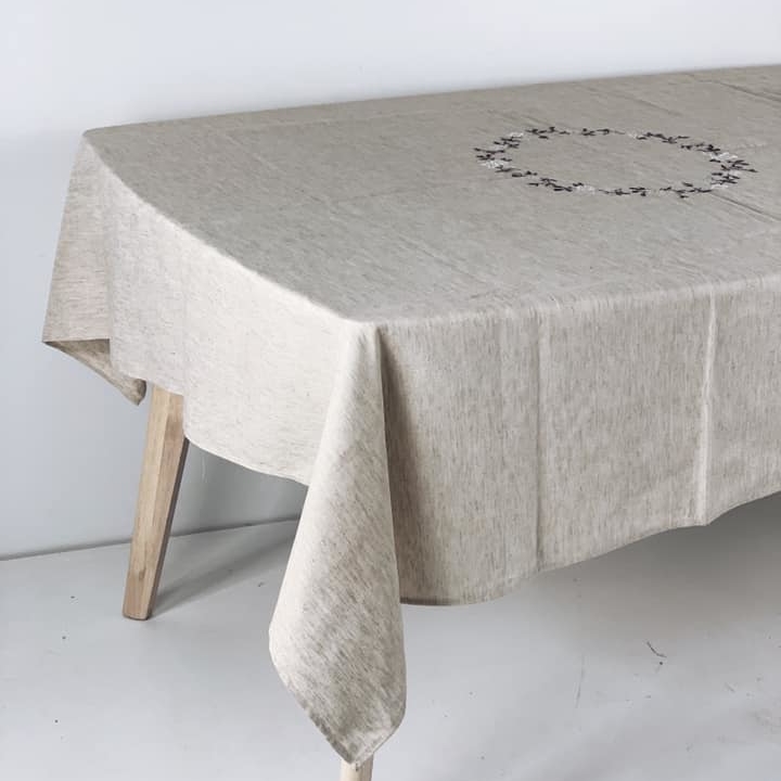 Скатертина з вишитими квітами беж TT-061