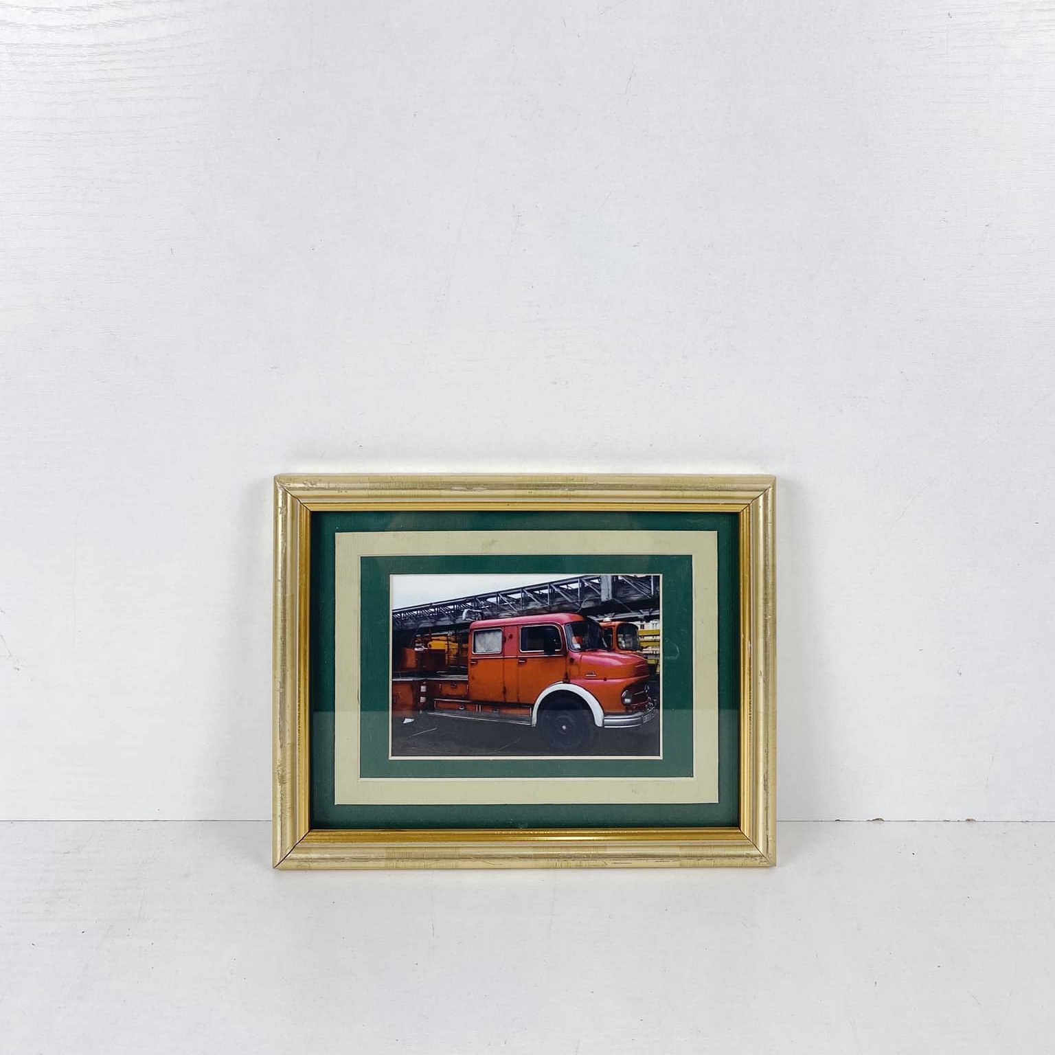 Фото пожежної машини у рамкі з паспарту AR-808