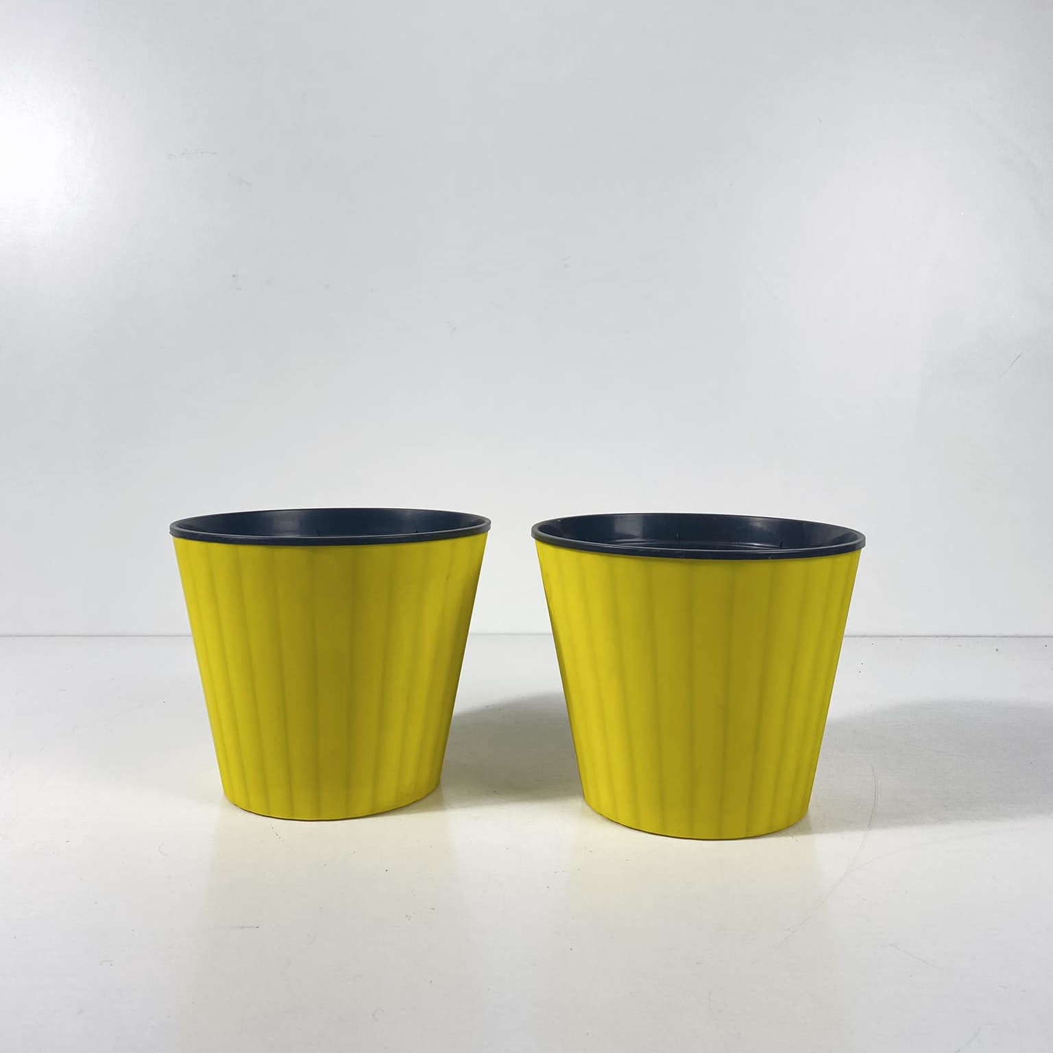 Кашпо жовто-чорне пластик