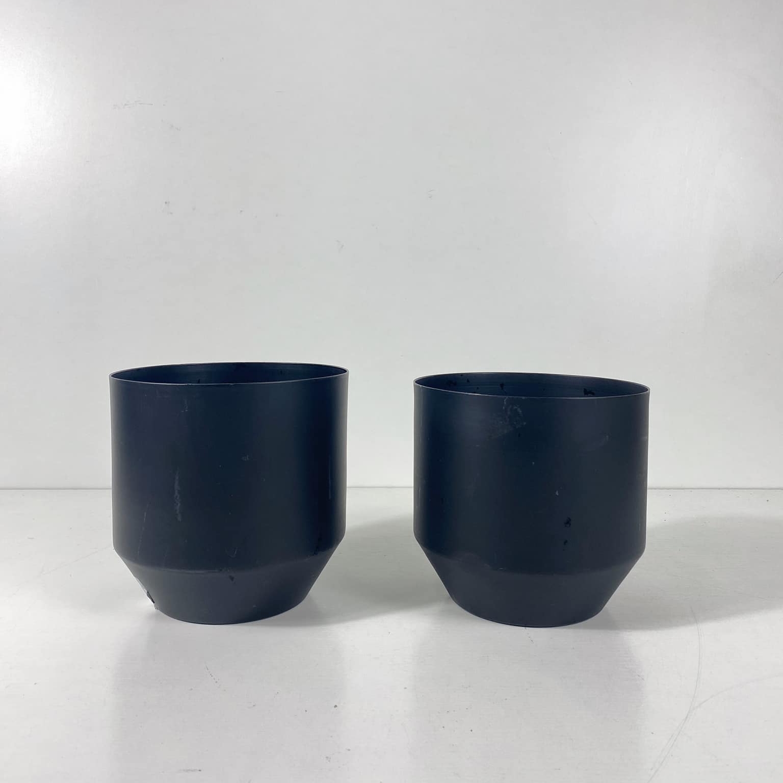 Кашпо чорне зі скошеним низом