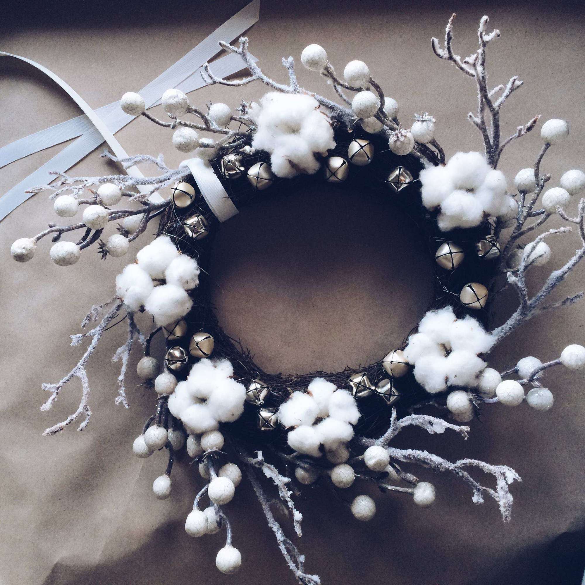 Вінок новорічний з бавовною та гілками з білими ягодами FW-156