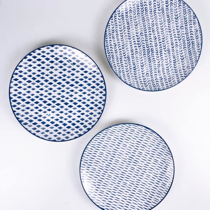 Тарілка обідня біло/синій геометричний візерунок кераміка