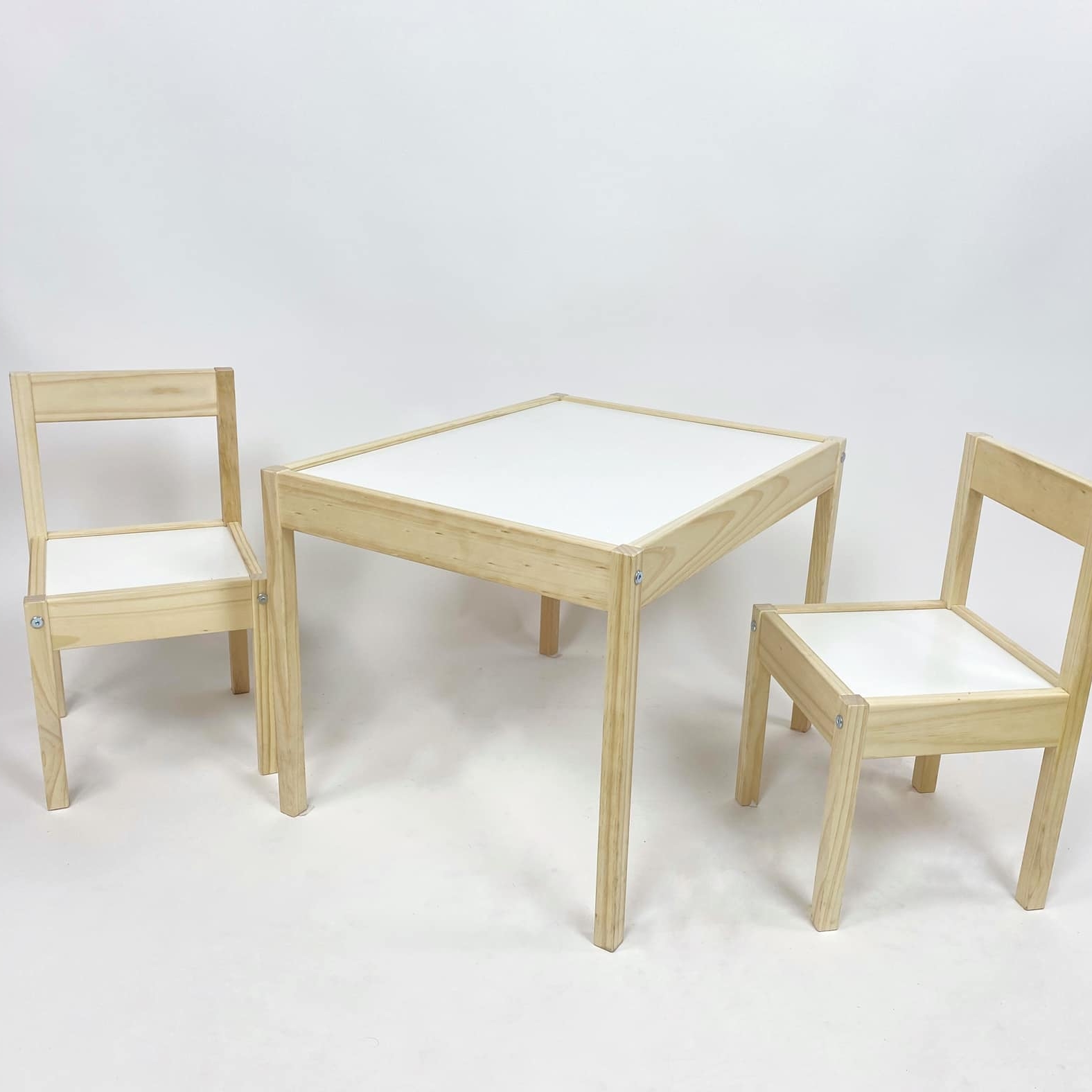 Комплект дитячих меблів стіл + 2 стільця св-дерево