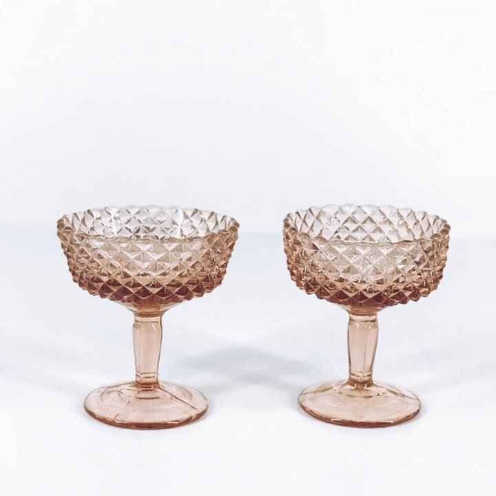 Креманка на ніжці рельєфне скло бежево-рожеве вінтаж GS-056