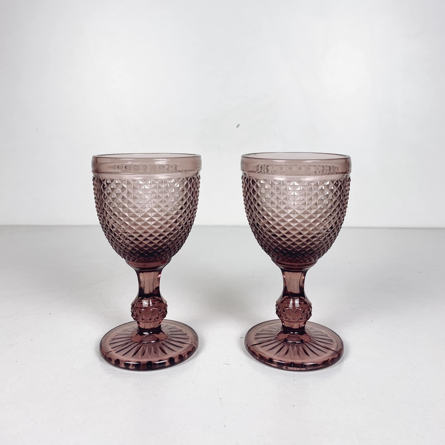 Бокал на ніжці рельєфне скло фіолет GS-060