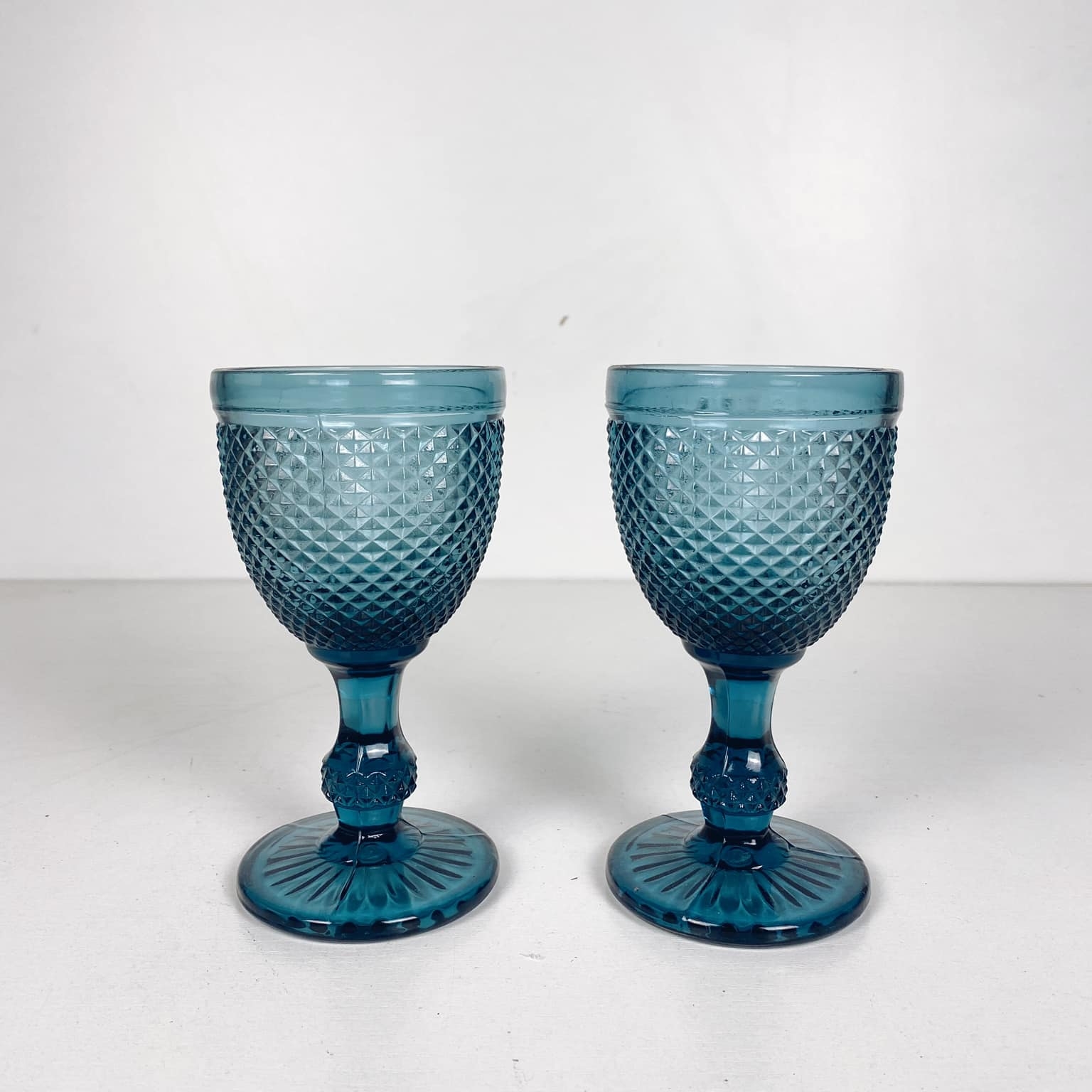 Бокал на ніжці рельєфне скло синьо-зелене GS-062