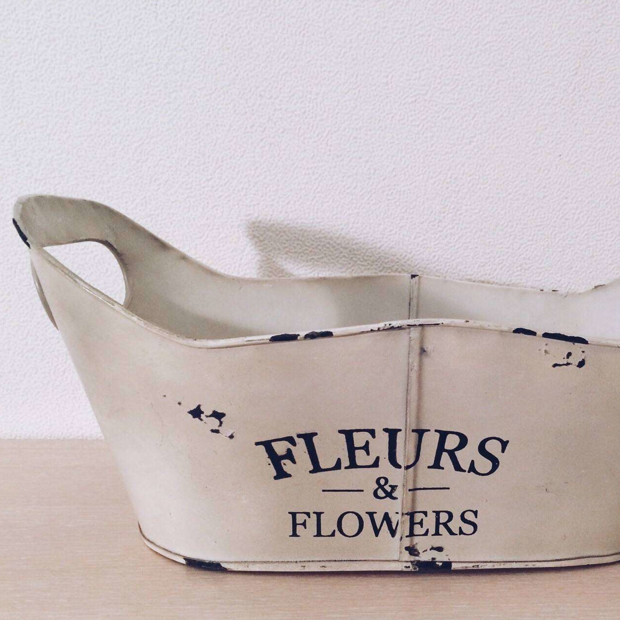 Кашпо з прорізними руками з ефектом зістарення метал білий/чорний