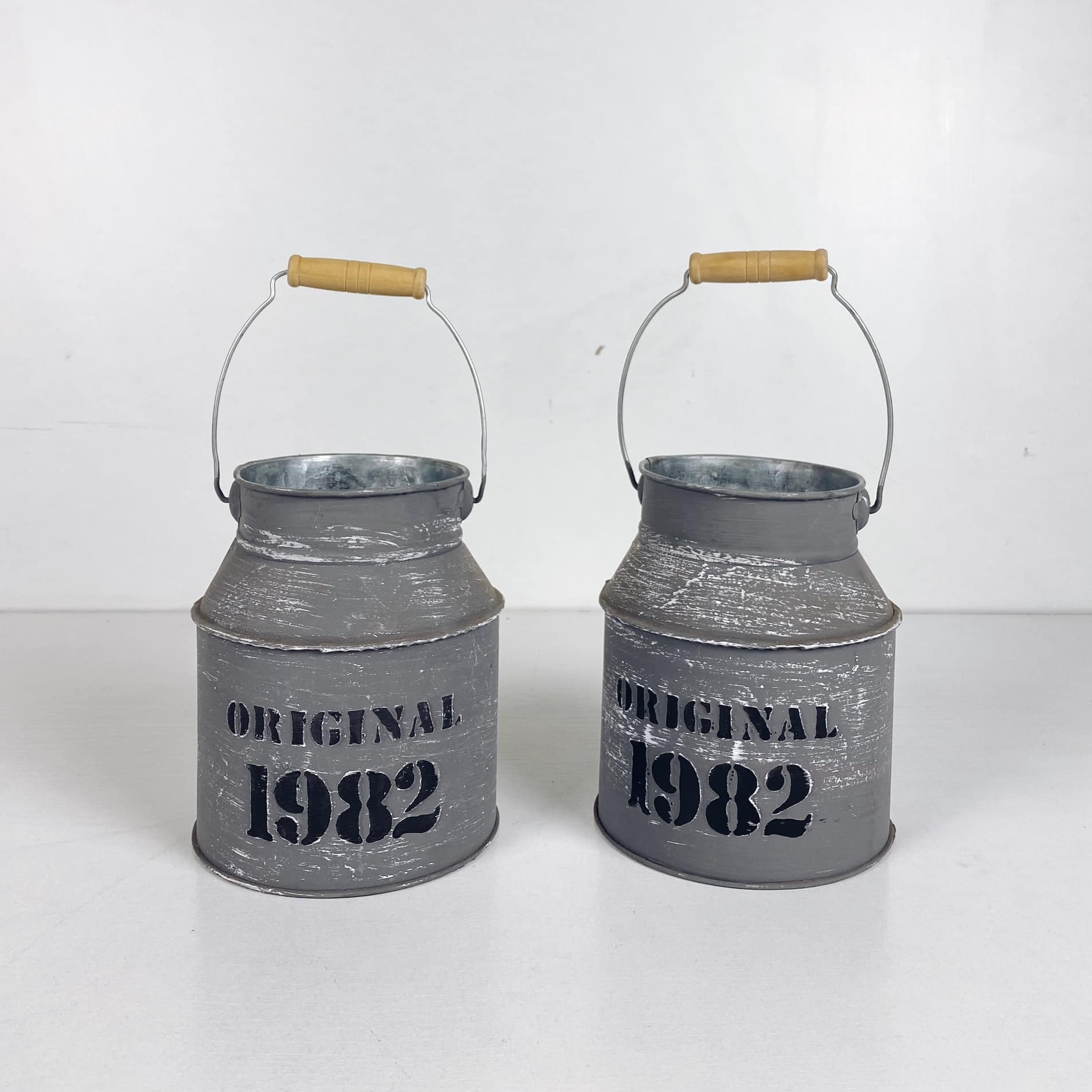 Бідончик-кашпо з написом сірий метал