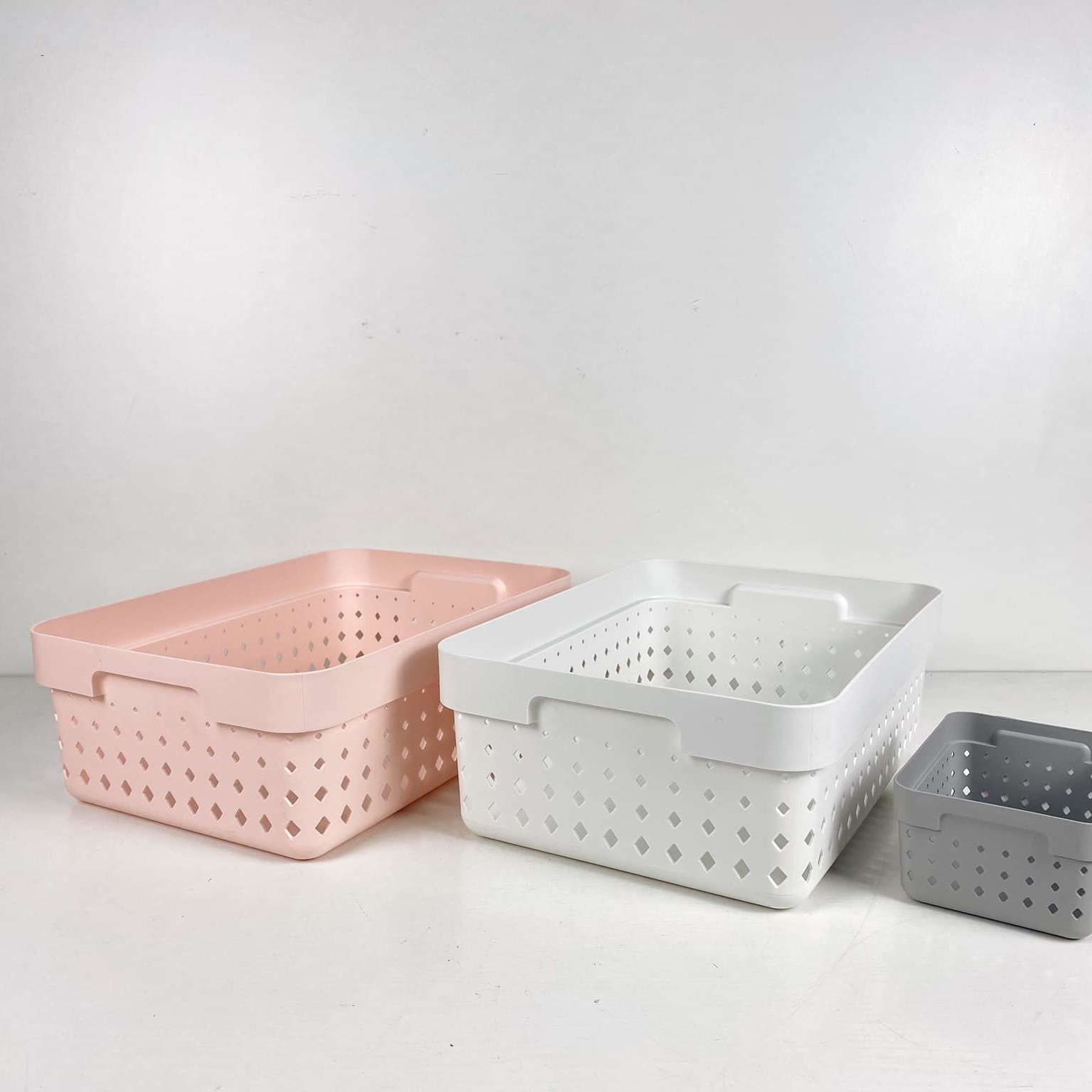 Кошик для дрібничок рожевий/білий/сірий пластик BA-136
