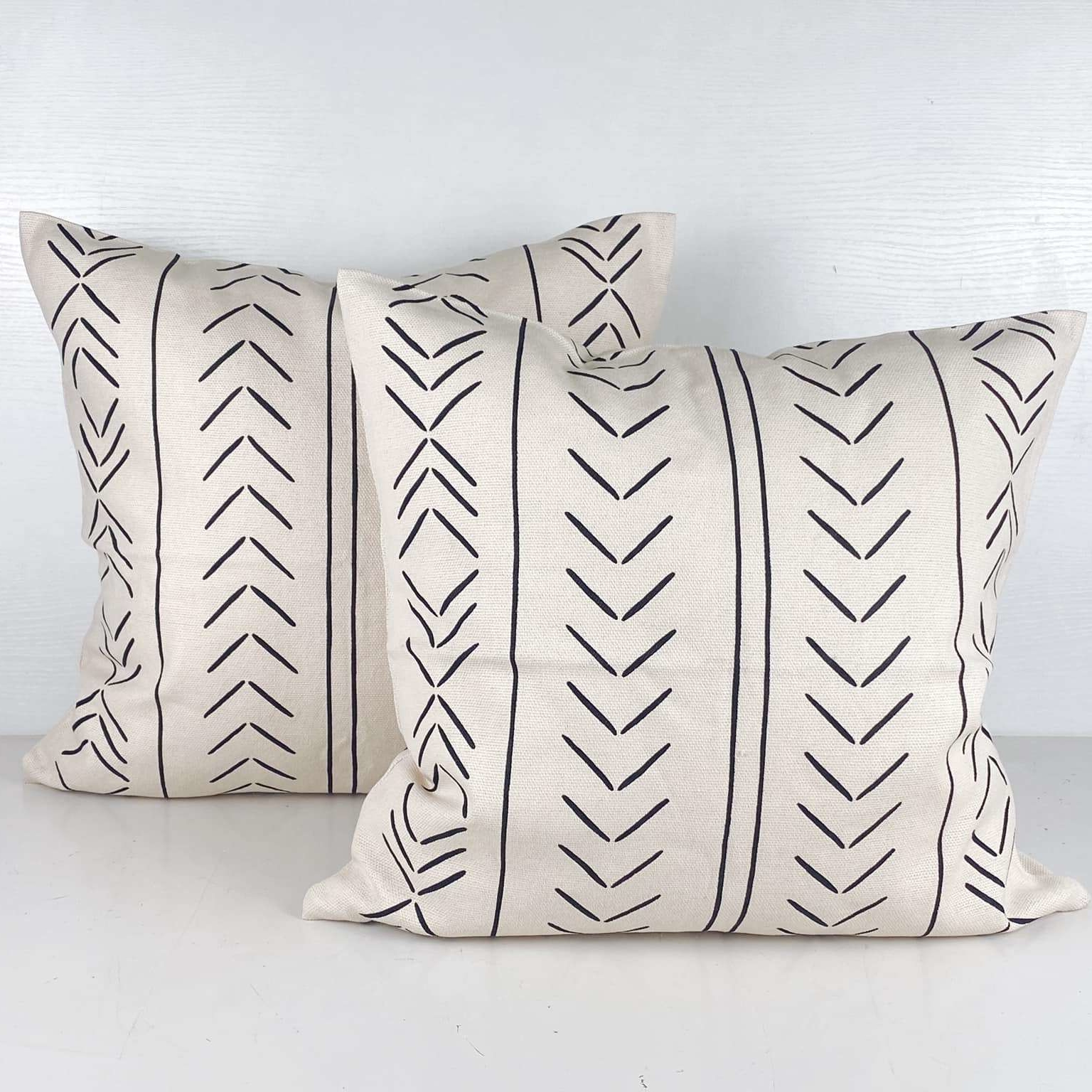 Подушка декоративна біло-чорна графіка PW-377