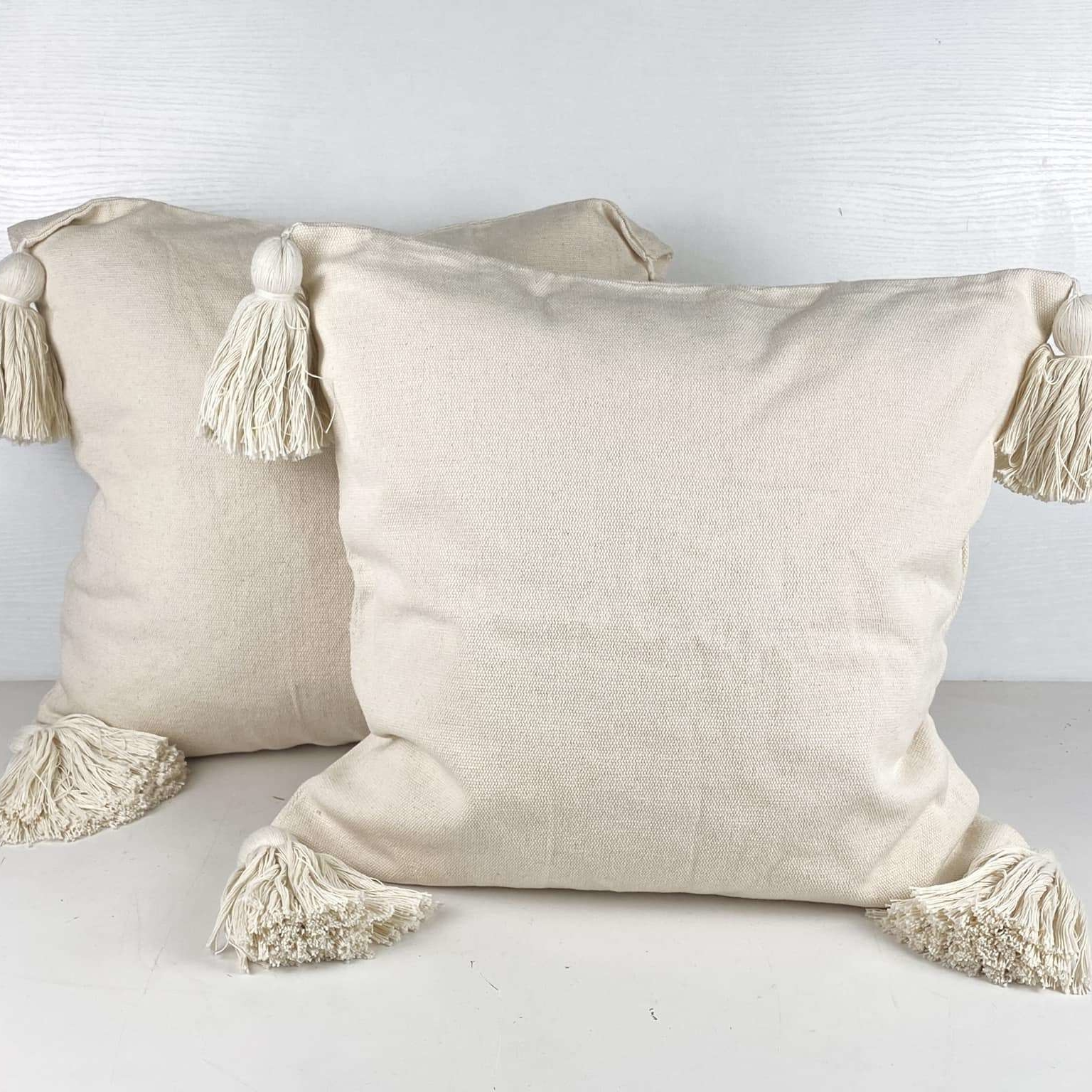 Подушка декоративна молочна з китицями бавовна PW-380