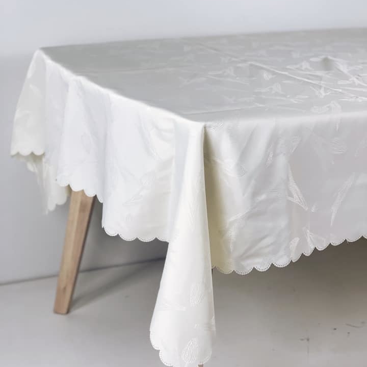 Скатертина ваніль з фестонами візерунок жакард TT-086