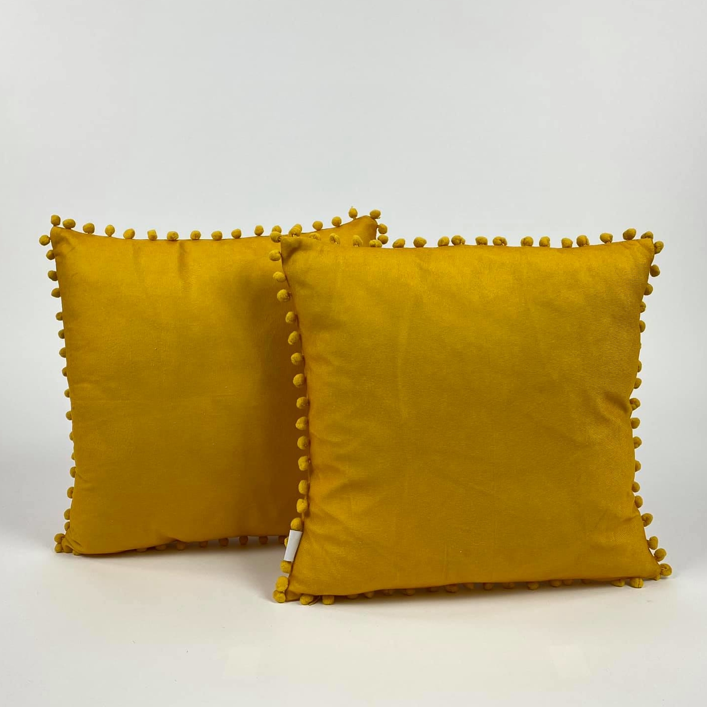 Подушка декоративна жовтий велюр малі помпони PW-392