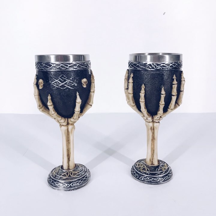 Бокал з рукою скелета метал/пластик