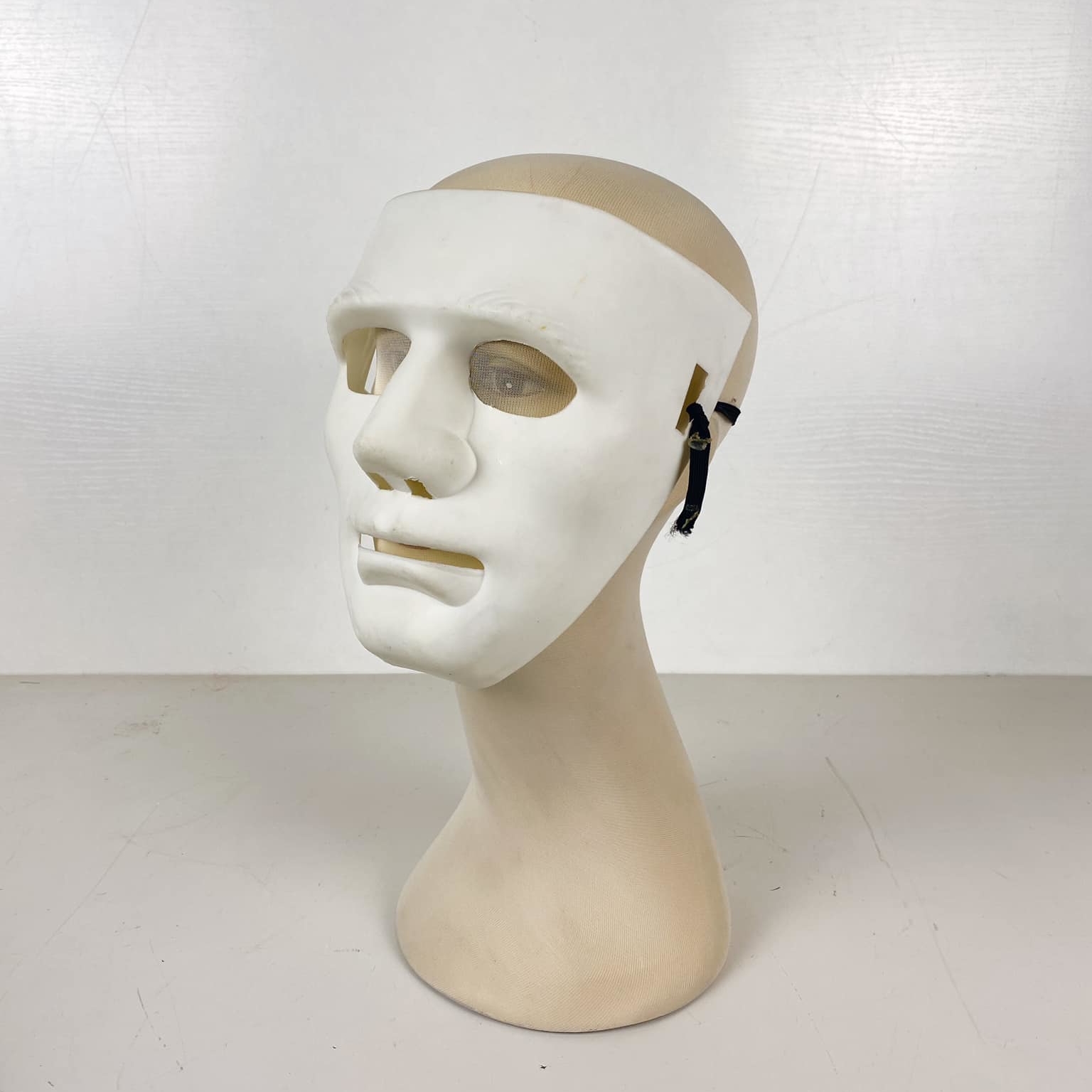 Маска біла пластик 1