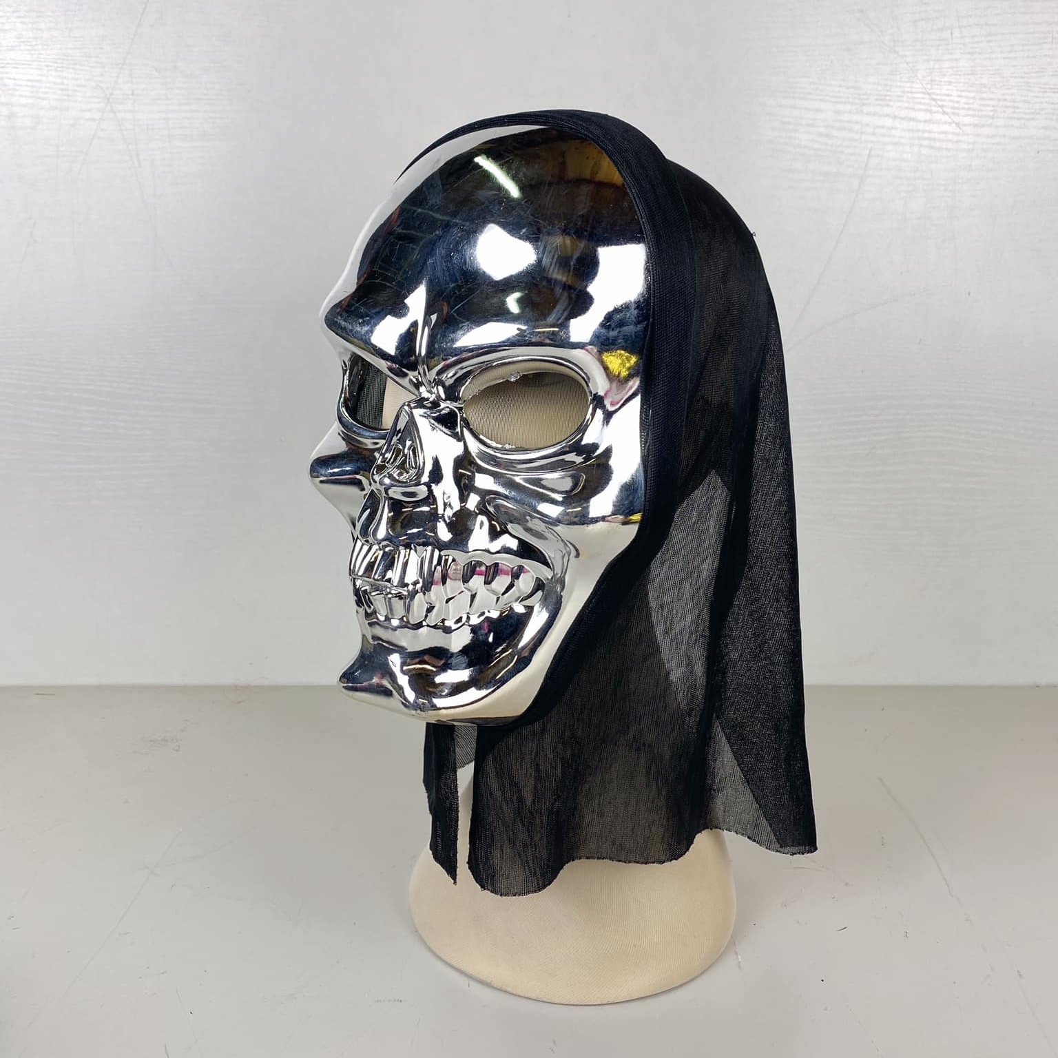 Маска срібна пластик 4