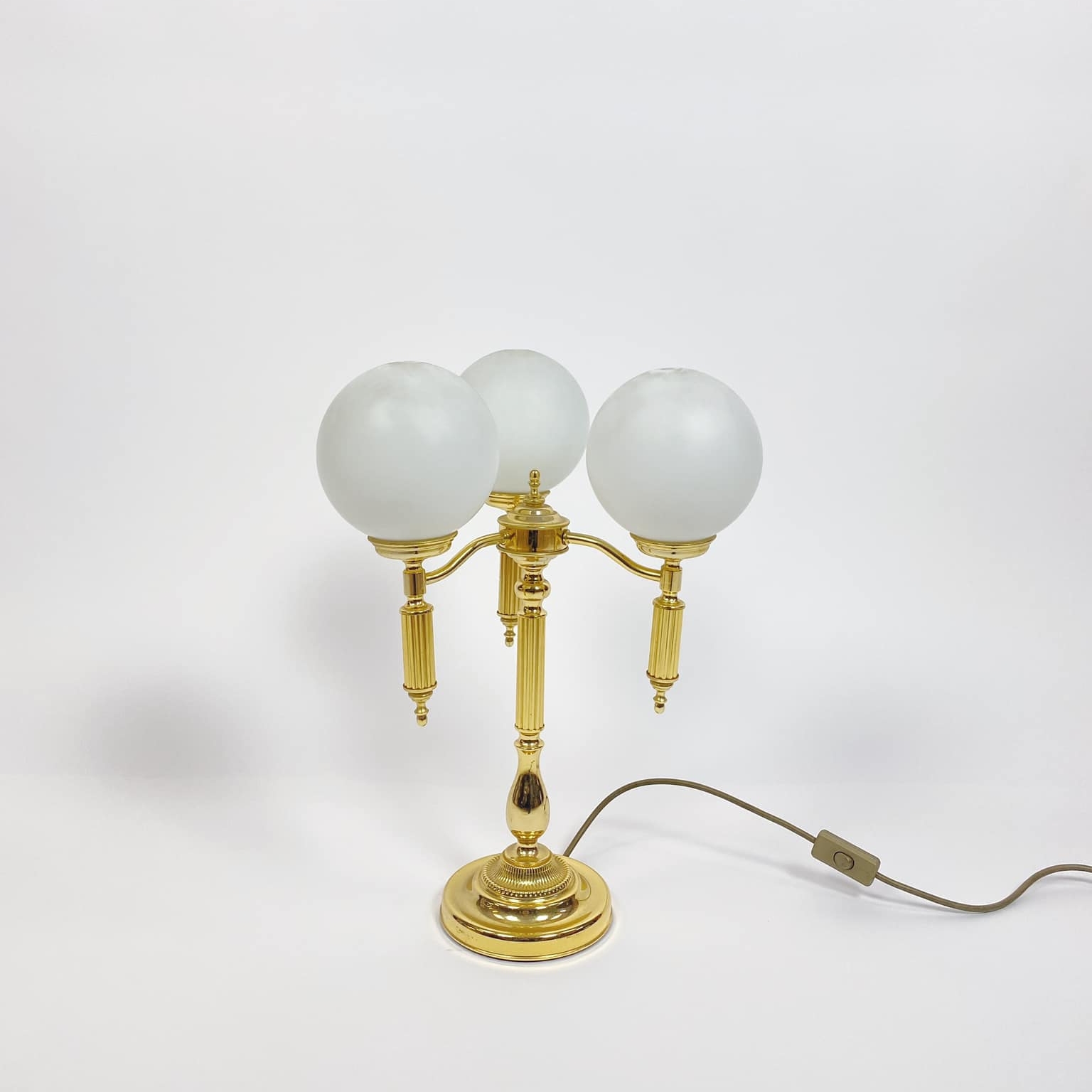 Лампа настільна вінтаж з 3 круглими плафонами латунь/скло LT-250