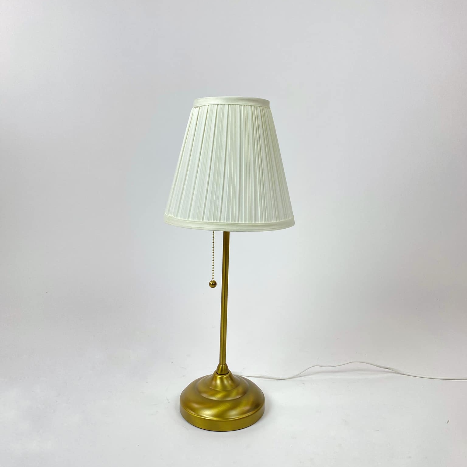 Лампа настільна база латунь білий драпірований абажур LT-242