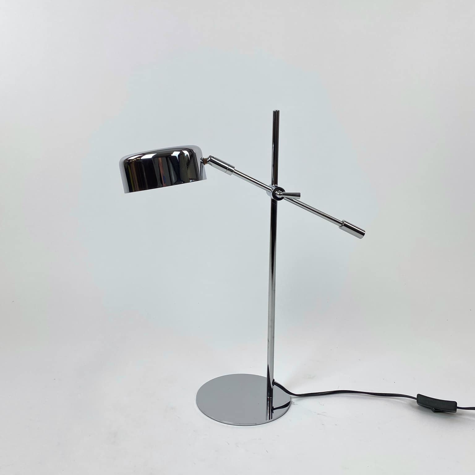 Лампа настільна на штативі хром LT-243