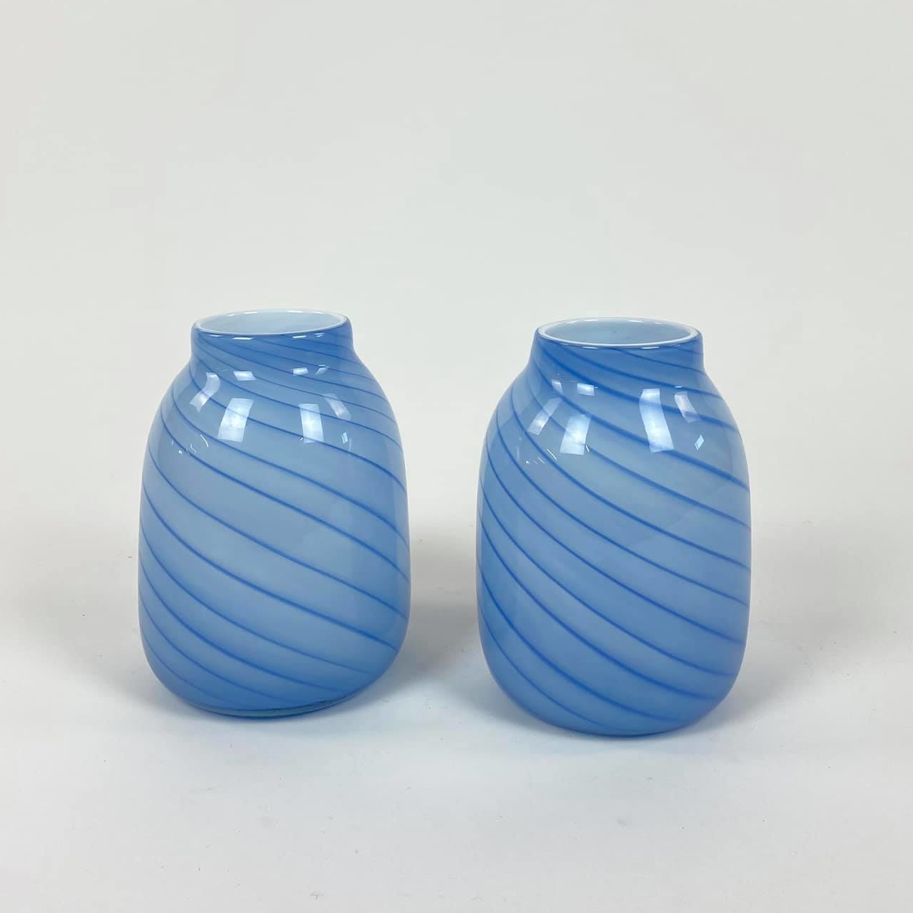 Ваза блакитно-синя діагональна смужка скло VA-411