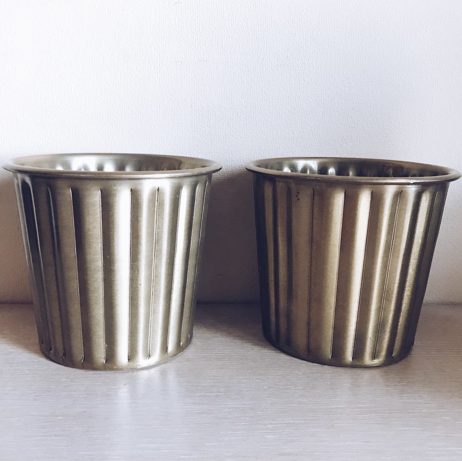 Кашпо мале вертикальний рельєф т-золото метал