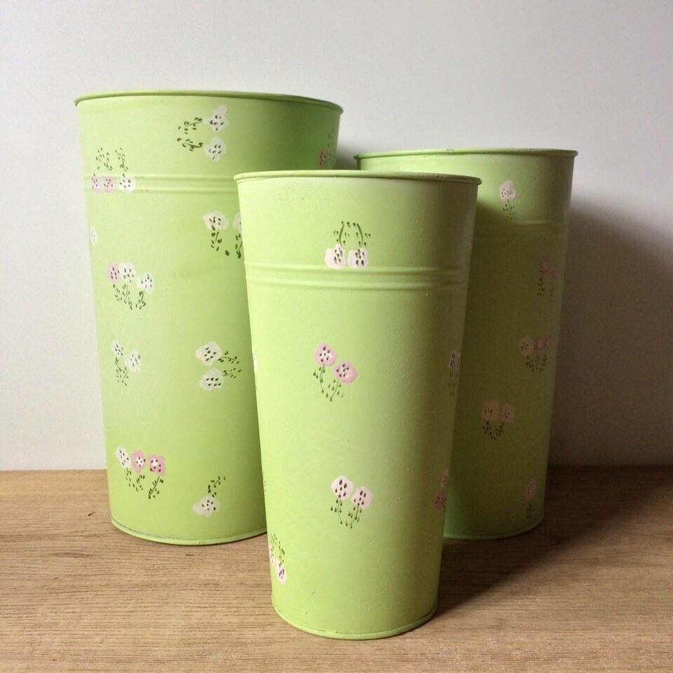 Кашпо салатове у квітах метал