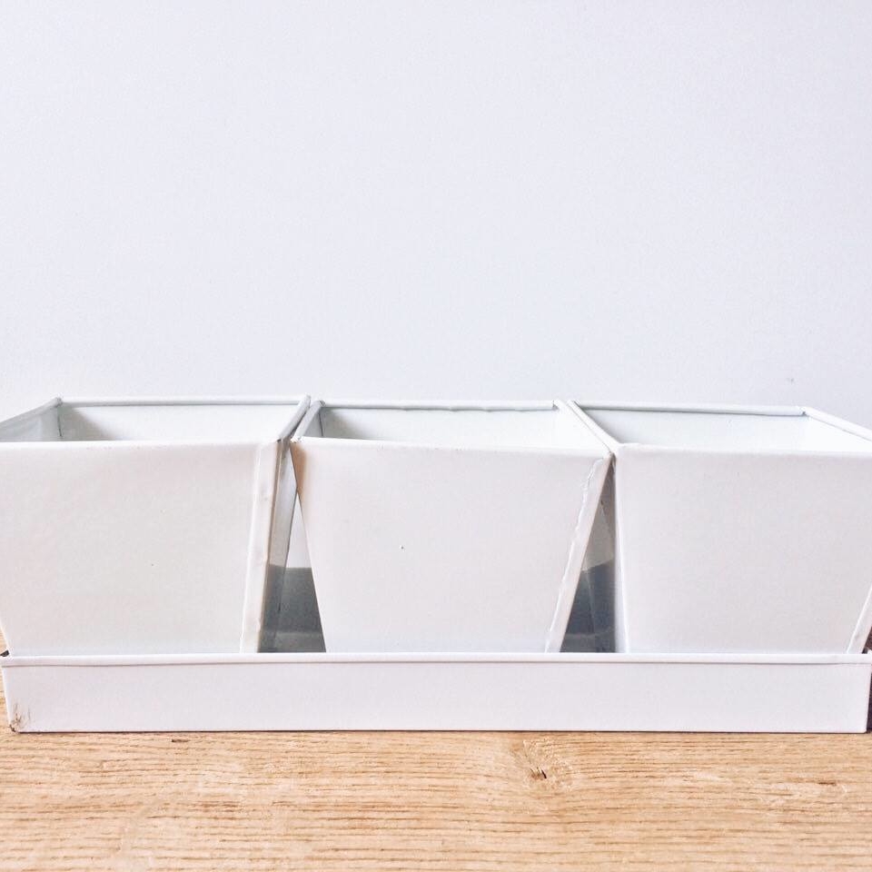 Набір 3 кашпо на підставці білий метал