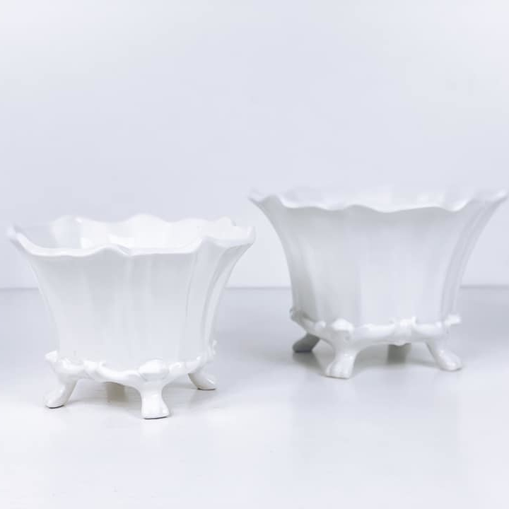 Кашпо класичне біле на ніжках кераміка вінтаж