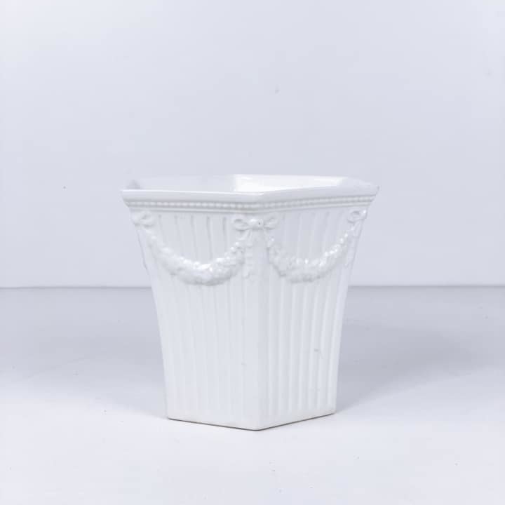 Кашпо класичне з рельєфним декором біле кераміка вінтаж
