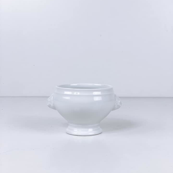 Кашпо класичне з левами біле кераміка вінтаж