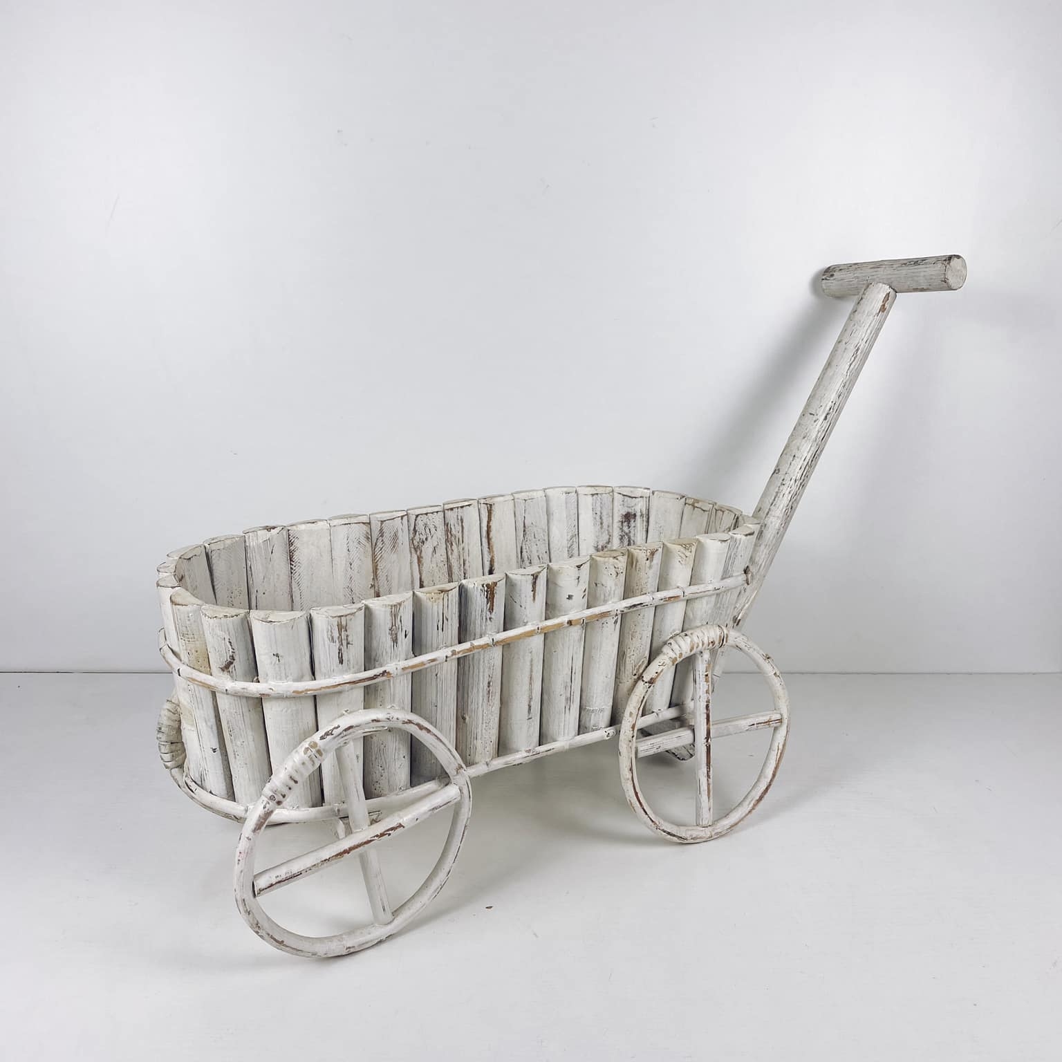 Кашпо-возик білий з потертостями дерево