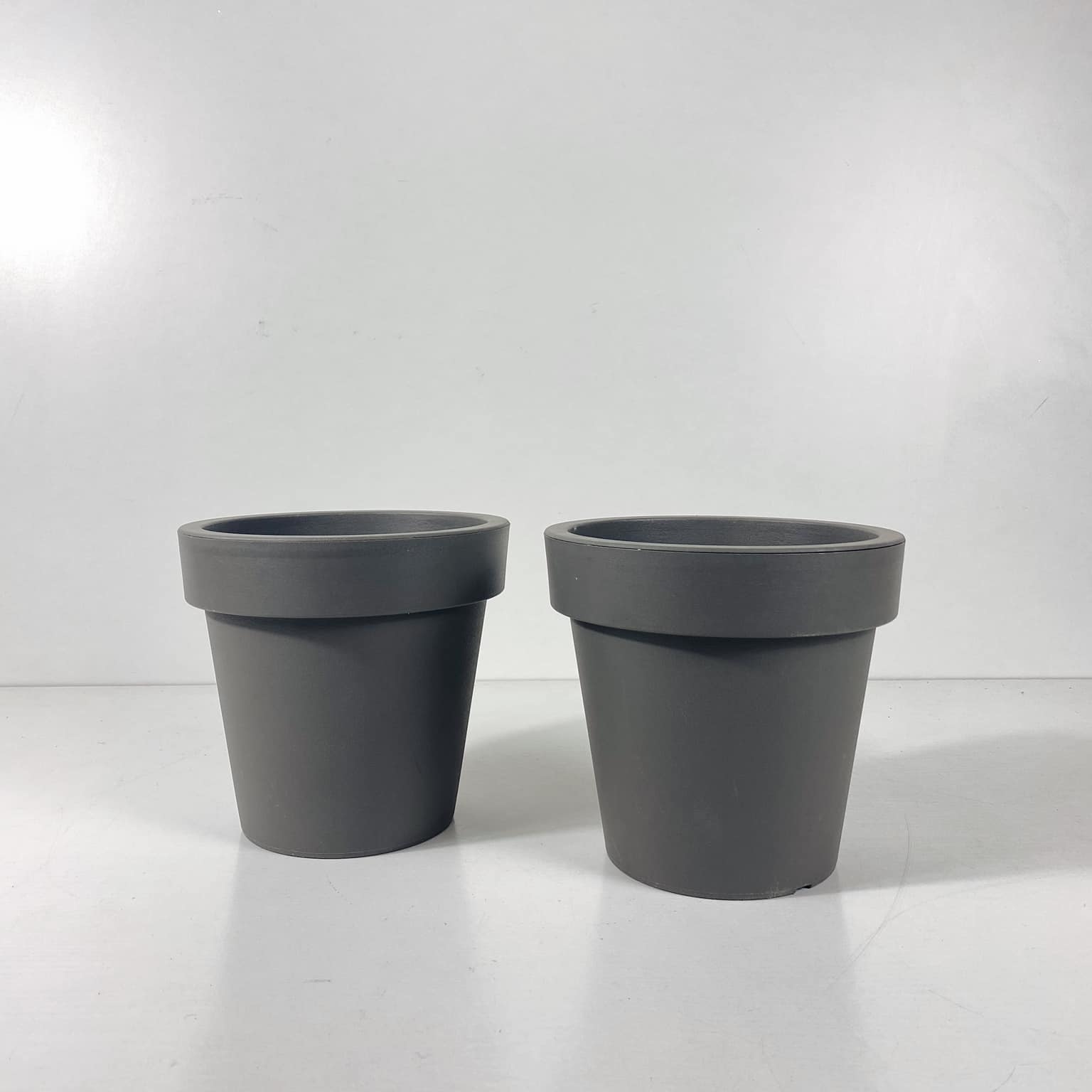 Кашпо-вазон з широким обідком сірий пластик
