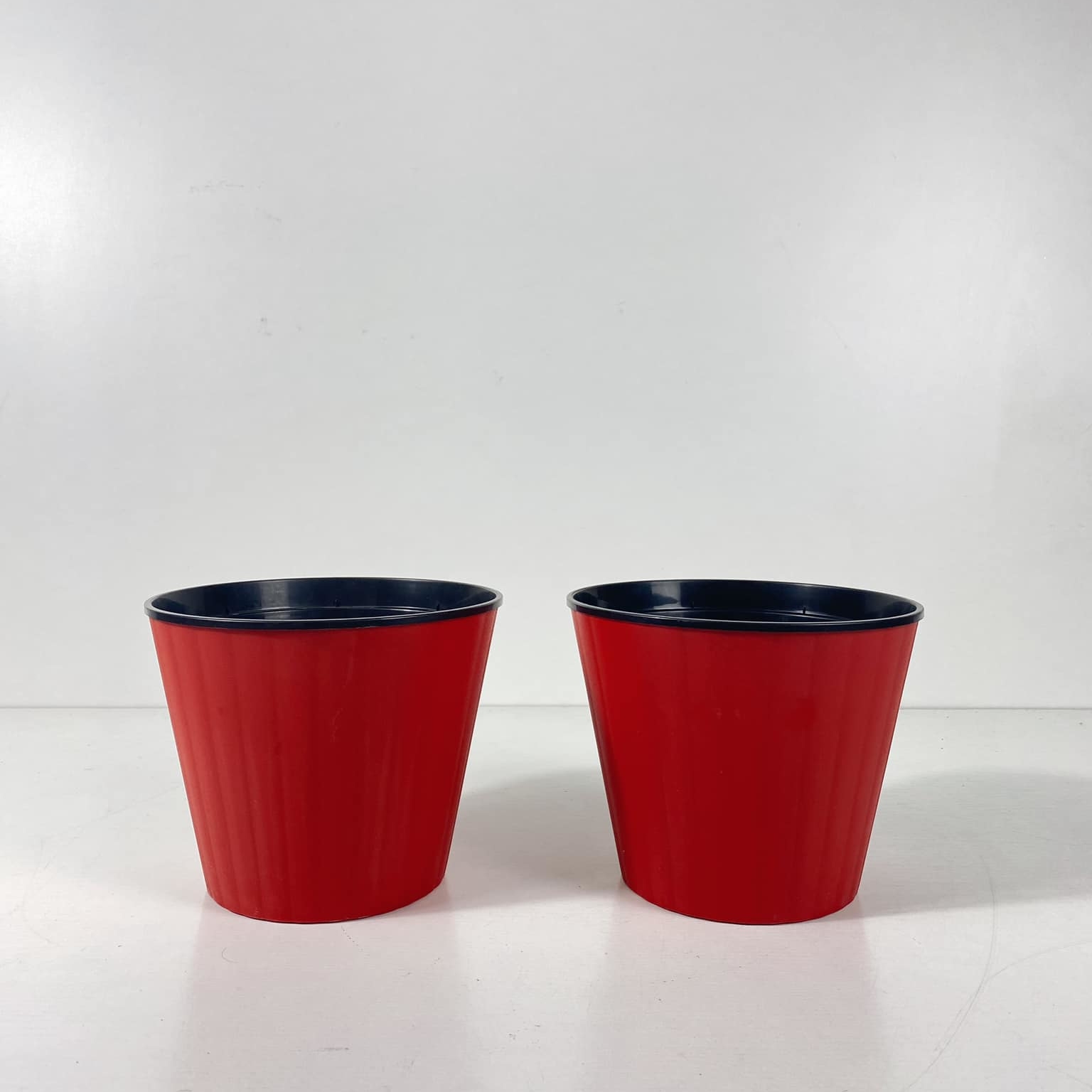 Кашпо червоно-чорне пластик