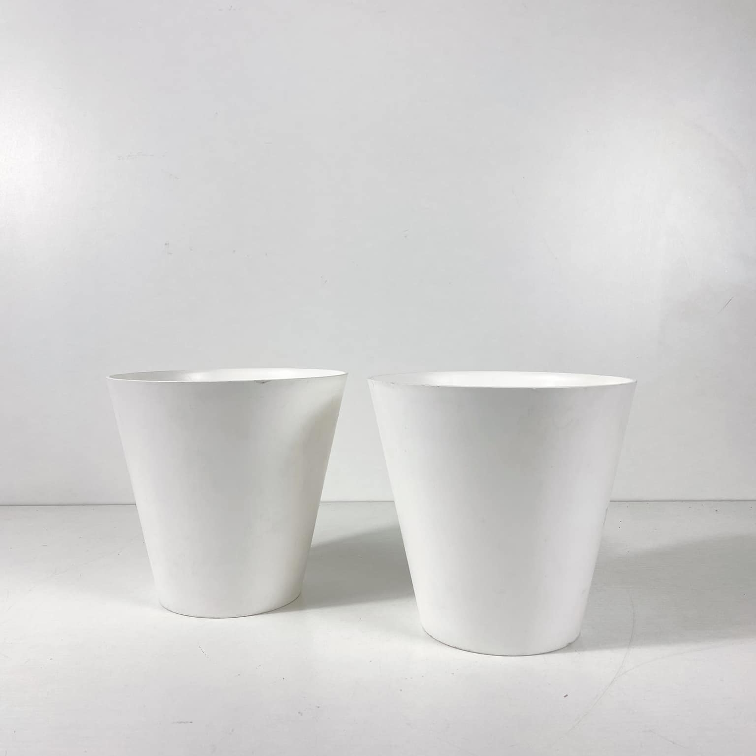 Кашпо біле пластик 3