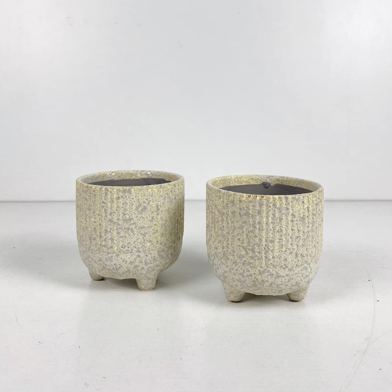 Кашпо сіре рельєф на ніжках кераміка