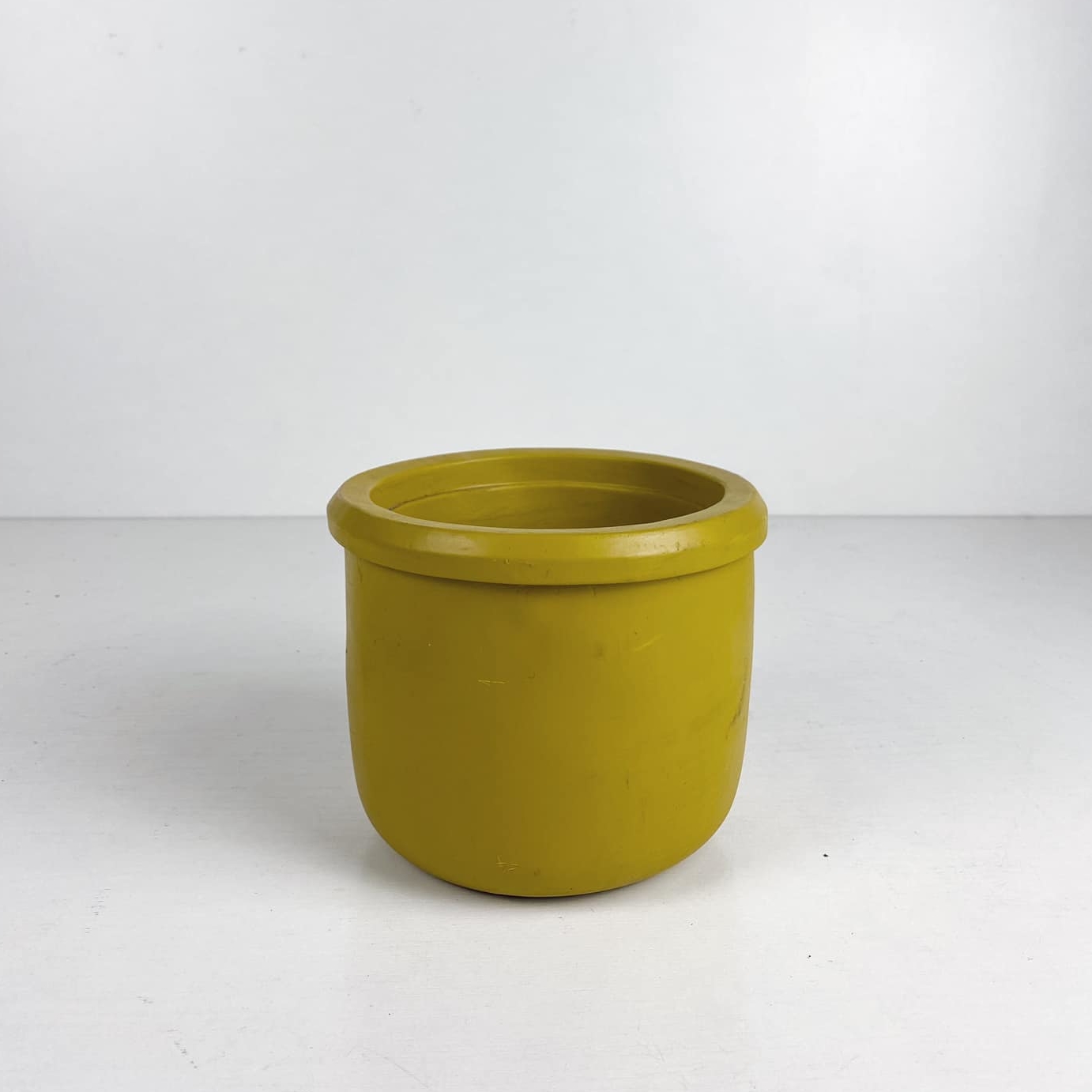Кашпо закруглене т-охра пластик