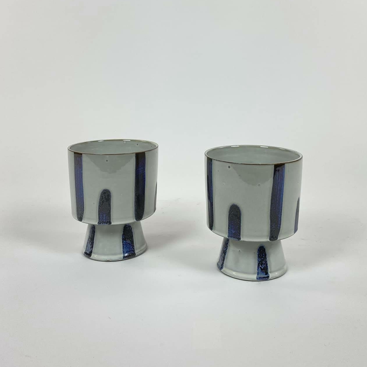 Кашпо на ніжці сіро-синє кераміка