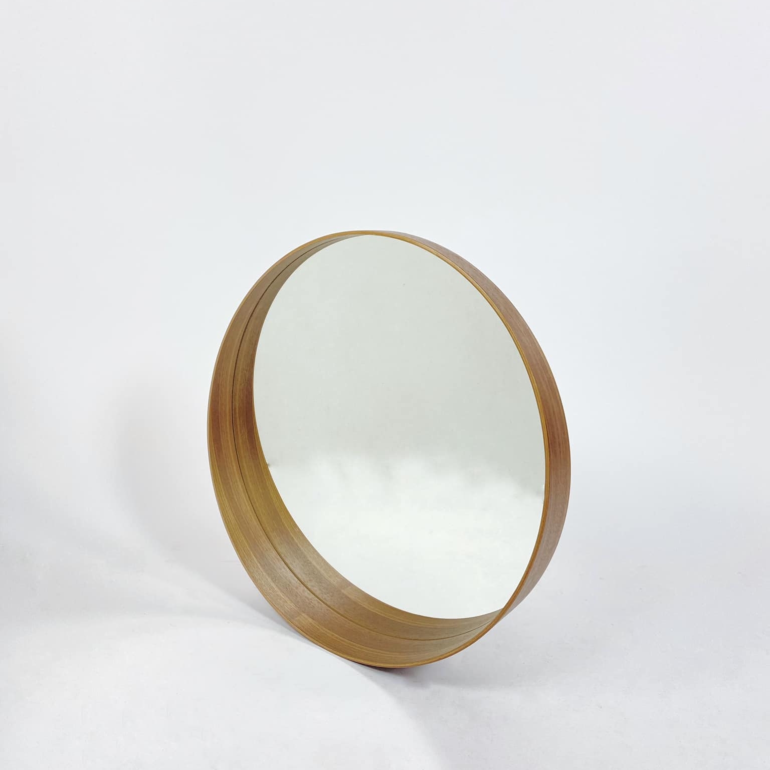 Дзеркало кругле в рамі асиметричної ширини шпон дерева MR-033