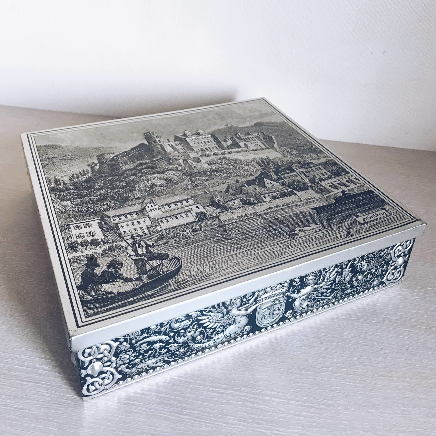 Коробка з рельєфним декором метал вінтаж BX-073