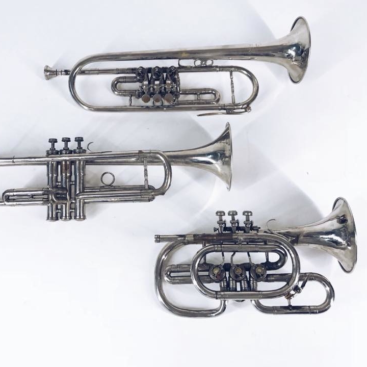 Труба білий метал