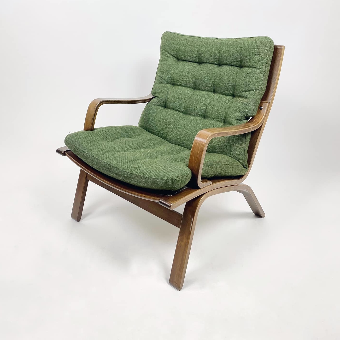 Крісло з зеленими подушками т-дерево вінтаж CH-147