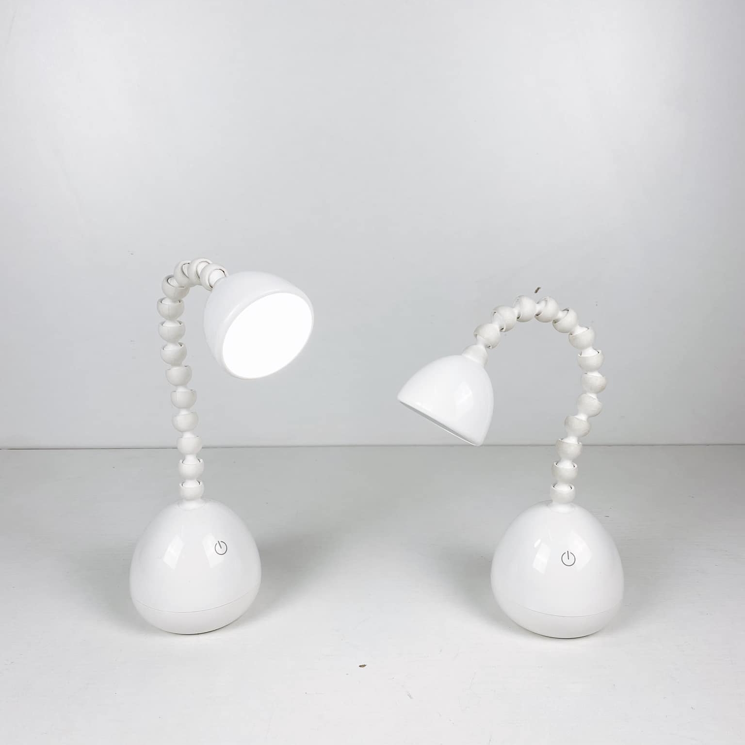 Лампа настільна з гнучкою ніжкою біла LT-228