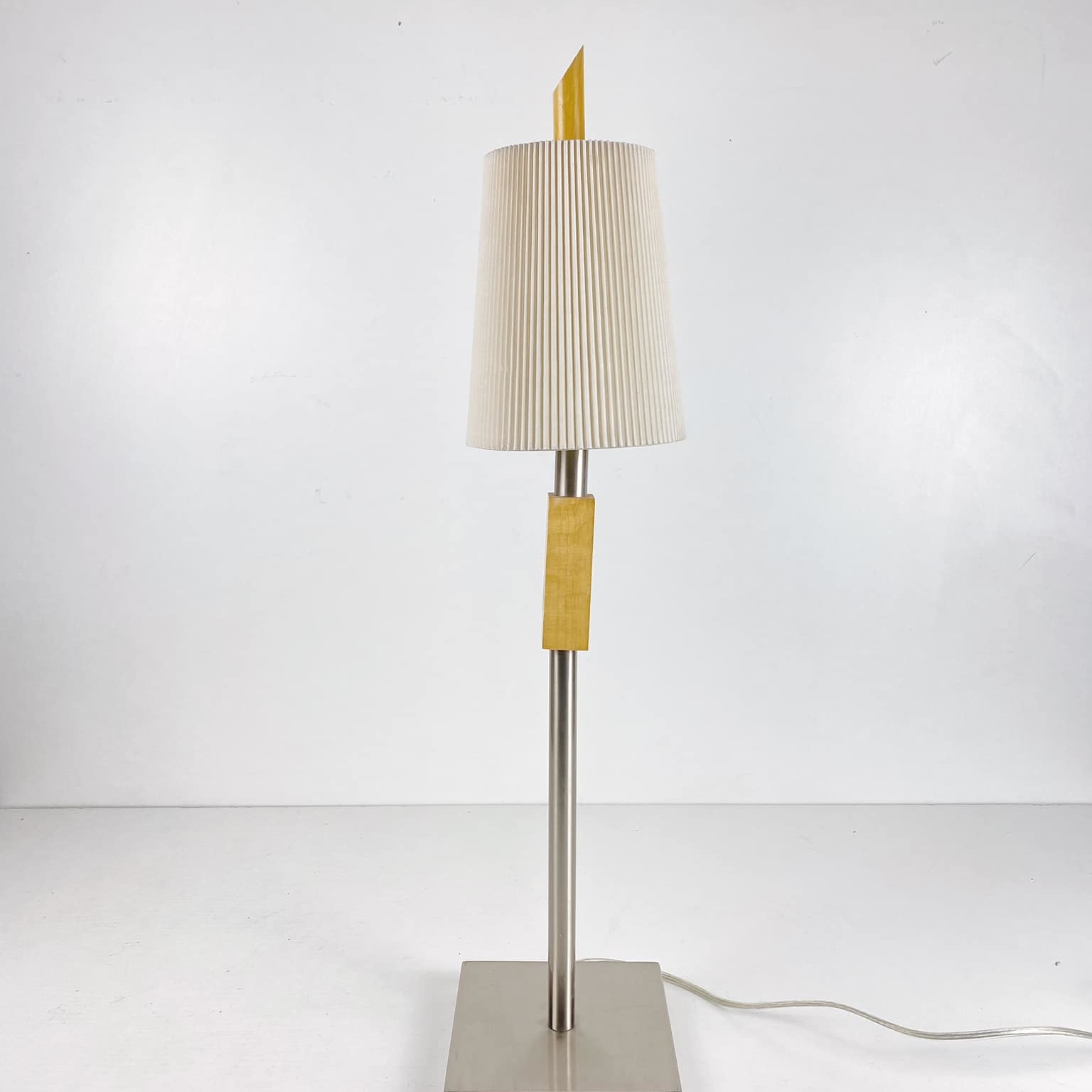 Лампа настільна база метал/дерево LT-230