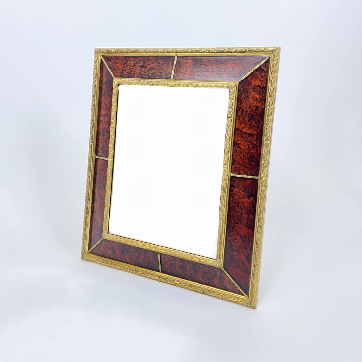 Дзеркало настінне прямокутне в рамі бордо/золото вінтаж MR-035