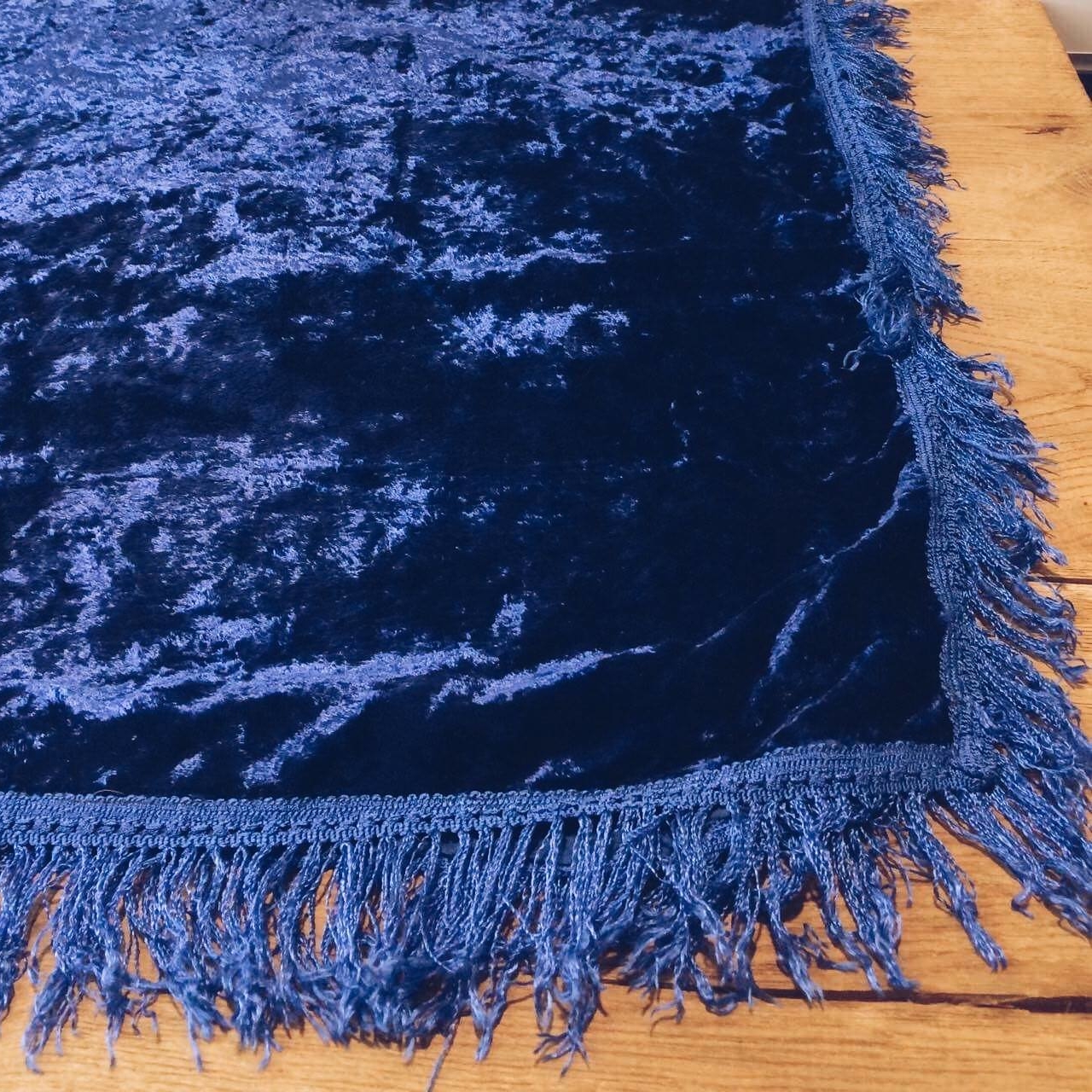 Скатертина плюш з китицями синя TT-100