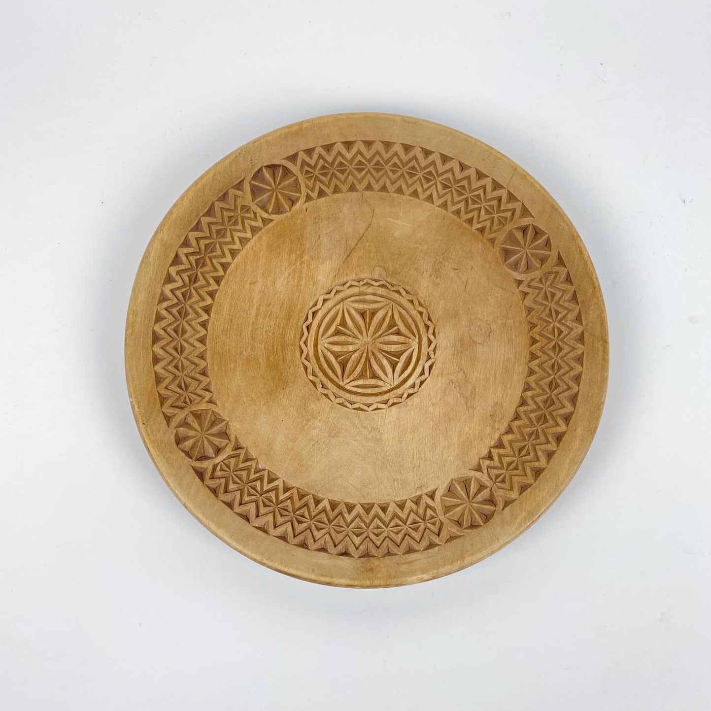 Тарілка з різбленням св-дерево EN-097